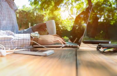 Homme utilisant son ordinateur à l'extérieur