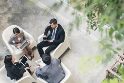 Réunion de travail à l'extérieur, sur la terrasse