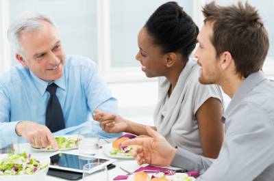 Réunion d'équipe autour d'un repas