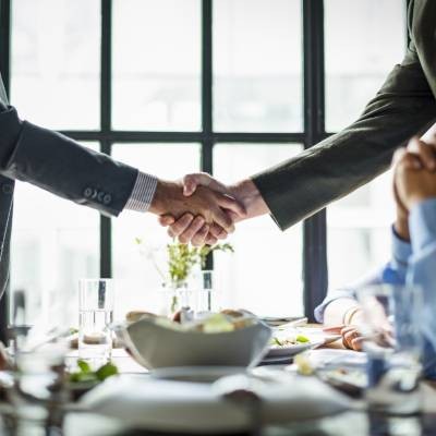 Combiner réunion de travail et repas au restaurant à Namur