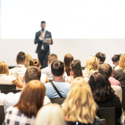 Conférence à laquelle assistent de nombreuses personnes