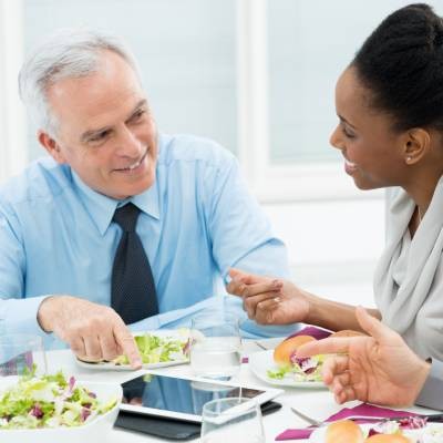 Réunion de travail autour d'un repas de qualité